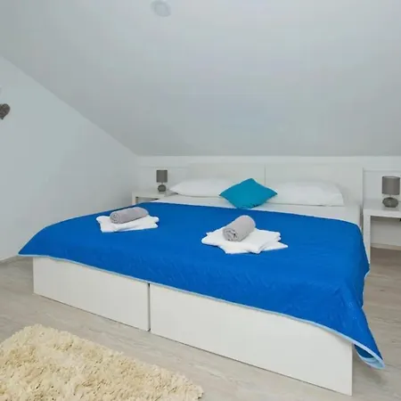 Apartment Juric 2 *
